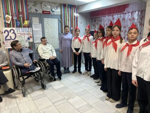 Набережно-Морквашские школьники поздравили пожилых людей в доме-интернате