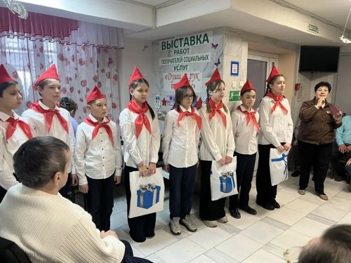 Набережно-Морквашские школьники поздравили пожилых людей в доме-интернате
