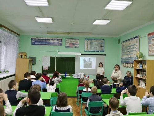 Выпускница РУДН провела мотивационный урок для школьников в Печищах