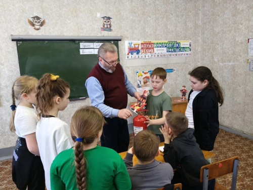 Шеланга укучылары янгын сүндергеч белән таныштылар