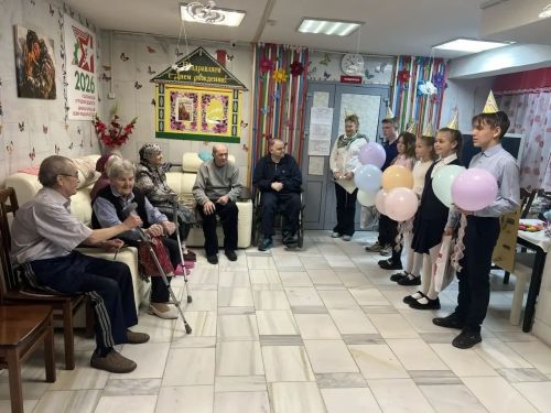 Школьники Набережных Моркваш поздравили именинников в Доме-интернате