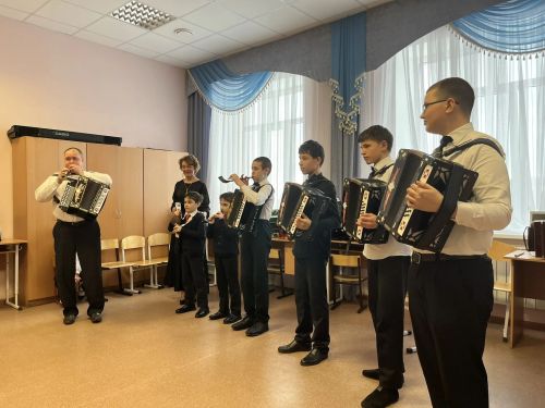 Весна в нотах: в школе искусств прошёл концерт класса семьи педагогов Киреевых