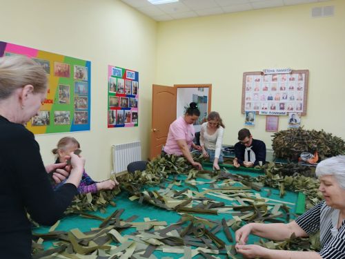 В Печищах волонтеры встретились с участником СВО и плели маскировочные сети