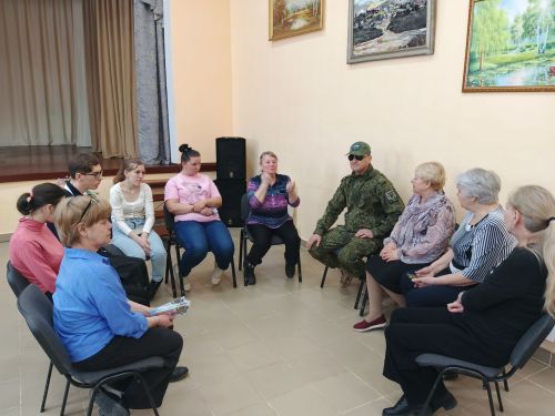 В Печищах волонтеры встретились с участником СВО и плели маскировочные сети