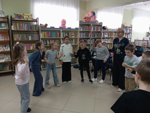 Балалар китапханәсендә виртуаль театрга сәяхәт кылдылар