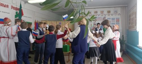 Хоровод дружбы и песни на трёх языках: в Больших Мемях открыли Год единства