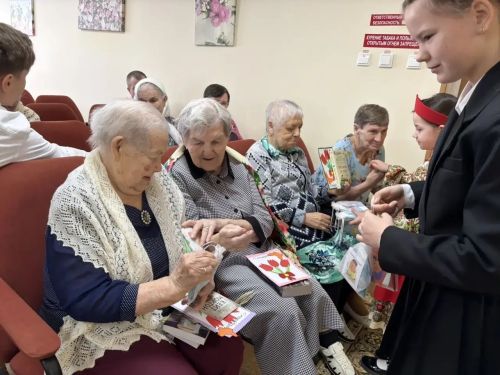 Школьники Набережных Моркваш поздравили с 8 Марта бабушек в доме-интернате