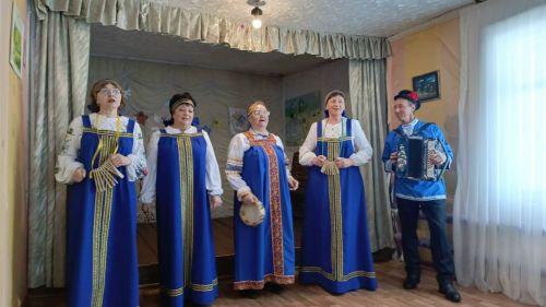 Коллектив «Надежда» подарил жителям Уланово праздничный «Февромарт»