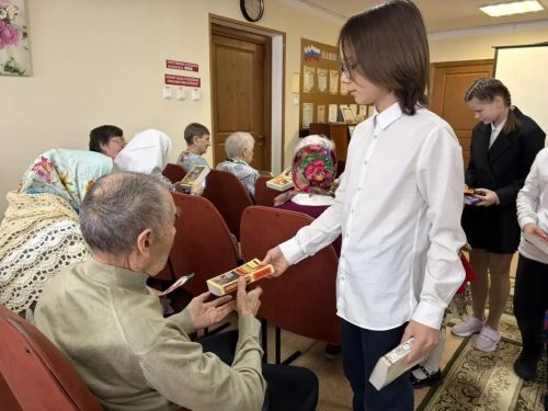 Школьники Набережных Моркваш поздравили с 8 Марта бабушек в доме-интернате