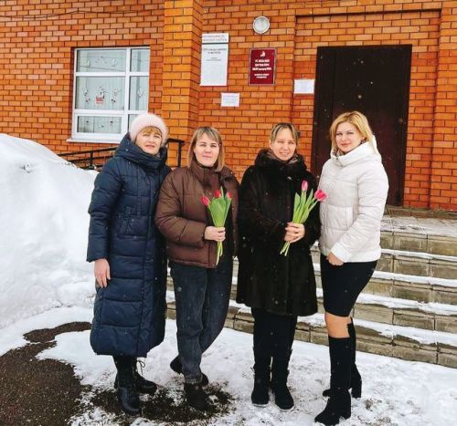 В Русском Макулове женщинам дарили цветы и комплименты на уличной акции