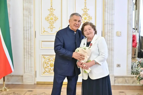 Жительница Нижнего Услона получила награду из рук Рустама Минниханова
