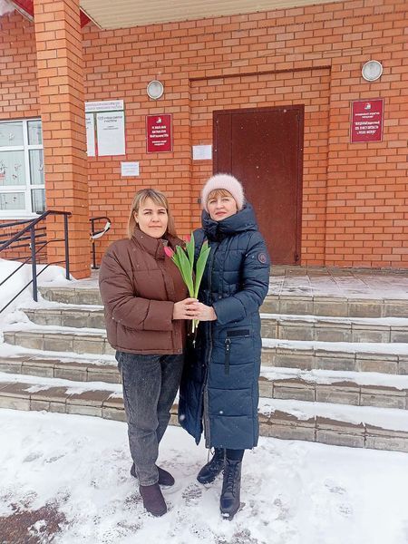 В Русском Макулове женщинам дарили цветы и комплименты на уличной акции