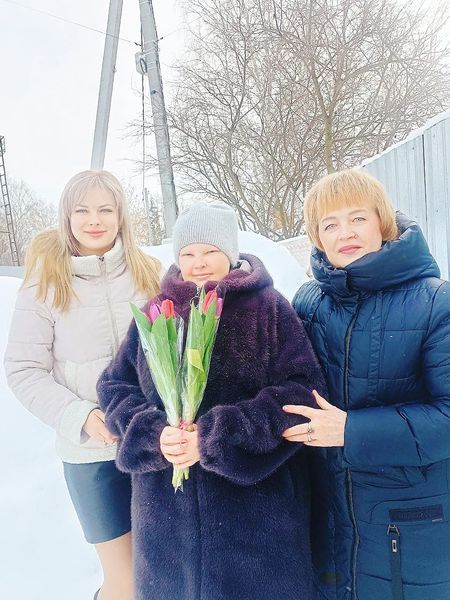 В Русском Макулове женщинам дарили цветы и комплименты на уличной акции