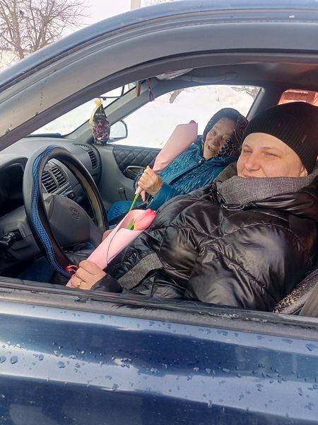 В Русском Макулове женщинам дарили цветы и комплименты на уличной акции