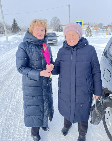 В Русском Макулове женщинам дарили цветы и комплименты на уличной акции