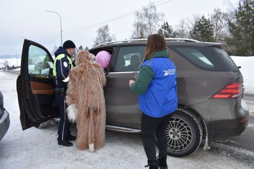 В Верхнем Услоне мартовский кот поздравил автоледи с 8 Марта