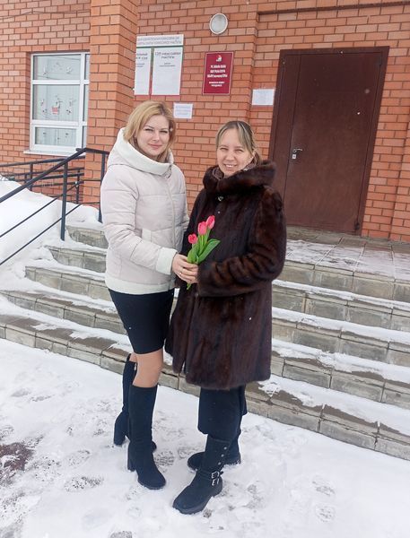 В Русском Макулове женщинам дарили цветы и комплименты на уличной акции