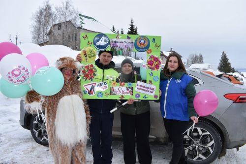 В Верхнем Услоне мартовский кот поздравил автоледи с 8 Марта