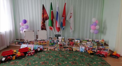 Детскому саду «Радуга» в Верхнем Услоне подарили игрушки