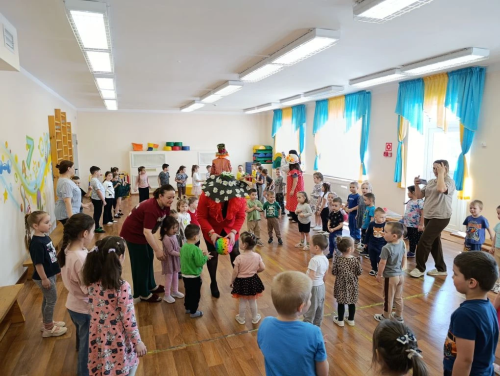 В детском саду «Солнышко» весело отметили День смеха с клоунами и играми