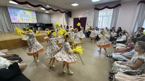 Волшебный старт: как первоклассников посвятили в музыкантов и художников