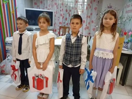 Школьники поздравили именинников в доме-интернате Верхнего Услона