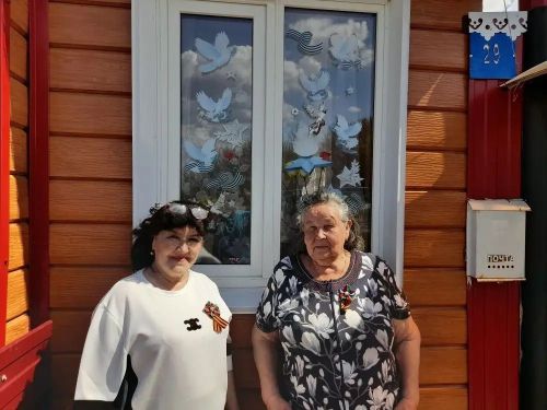 «Островок надежды» и «Движение первых» украсили окна к 9 Мая