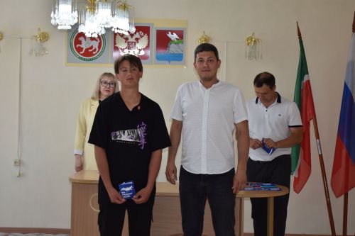 В преддверии Дня России юные жители района получили свои первые паспорта
