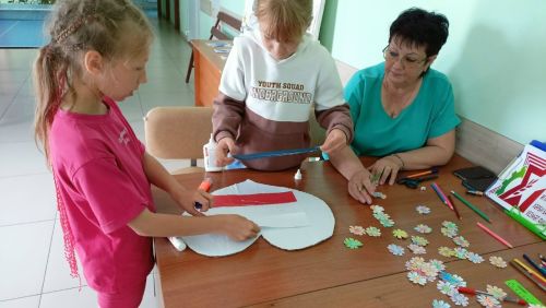 Кильдеевские дети сделали сердечки-открытки ко Дню России