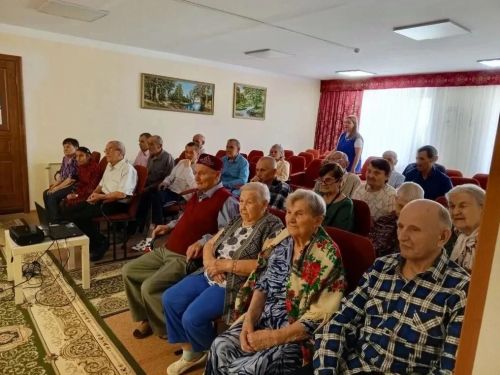 Юные инспекторы из гимназии пришли в гости к постояльцам дома-интерната
