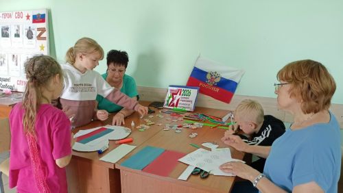 Кильдеевские дети сделали сердечки-открытки ко Дню России
