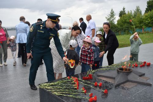 В пламени Вечного огня: Верхний Услон склонил головы перед героями 1941-го