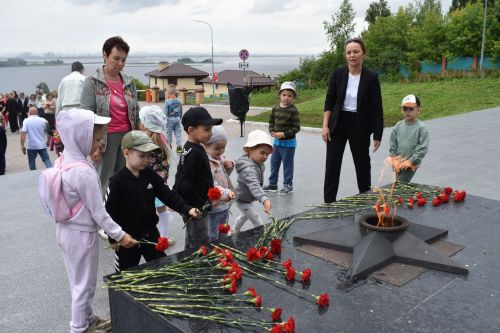 В пламени Вечного огня: Верхний Услон склонил головы перед героями 1941-го