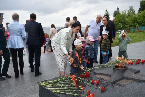 В пламени Вечного огня: Верхний Услон склонил головы перед героями 1941-го