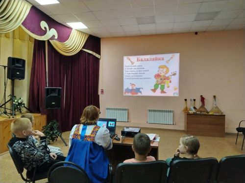 В Кильдеево отметили День балалайки фольклорным часом для школьников