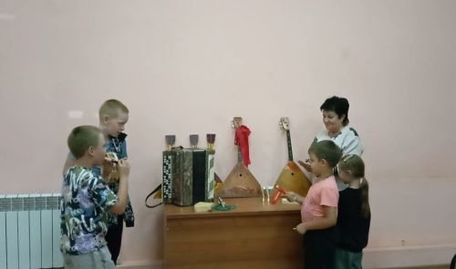 В Кильдеево отметили День балалайки фольклорным часом для школьников