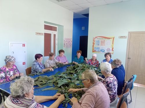 Макуловские волонтеры сплели около 60 маскировочных сетей для бойцов