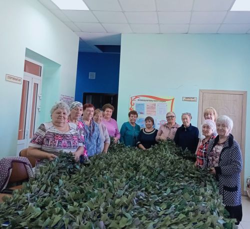 Макуловские волонтеры сплели около 60 маскировочных сетей для бойцов