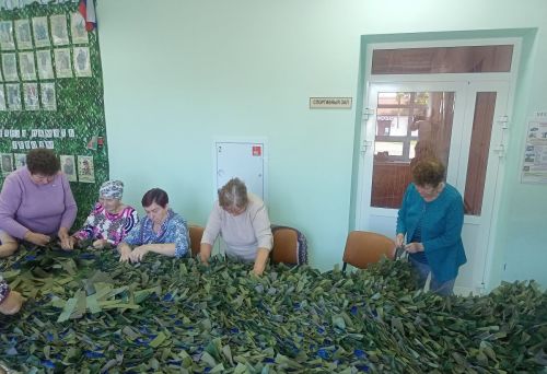 Макуловские волонтеры сплели около 60 маскировочных сетей для бойцов