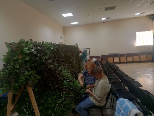 В Нижнеуслонском СДК продолжают плести маскировочные сети для бойцов СВО