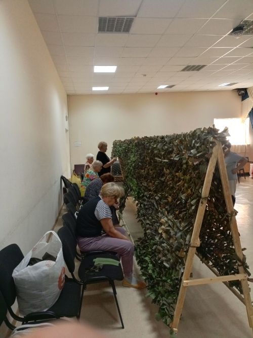 В Нижнеуслонском СДК продолжают плести маскировочные сети для бойцов СВО