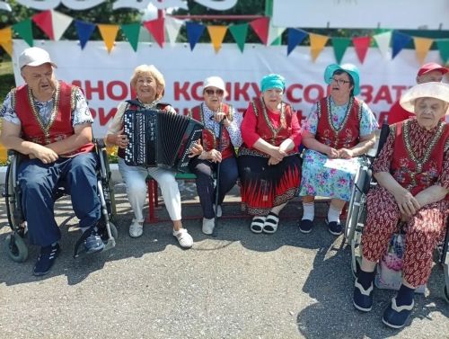 Волонтёры устроили праздник с концертом и подарками в доме-интернате