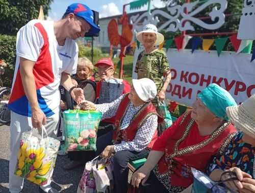 Волонтёры устроили праздник с концертом и подарками в доме-интернате