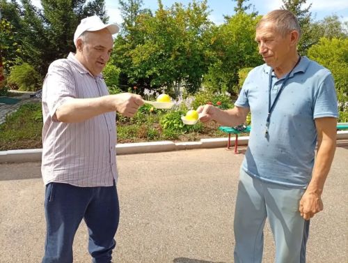Воспитатели дома-интерната провели спортивные игры на свежем воздухе
