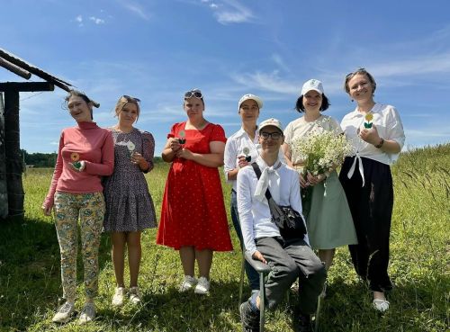 В клубе «Белый всадник» дети встретили День семьи с ромашками и лошадками