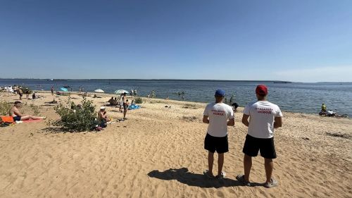 На пляжах Верхнего и Нижнего Услона дежурят спасатели ОСВОД