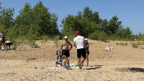 На пляжах Верхнего и Нижнего Услона дежурят спасатели ОСВОД