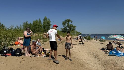 На пляжах Верхнего и Нижнего Услона дежурят спасатели ОСВОД