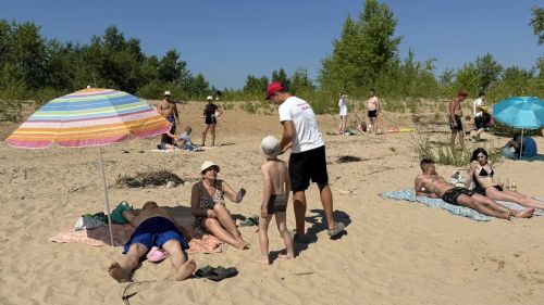 На пляжах Верхнего и Нижнего Услона дежурят спасатели ОСВОД
