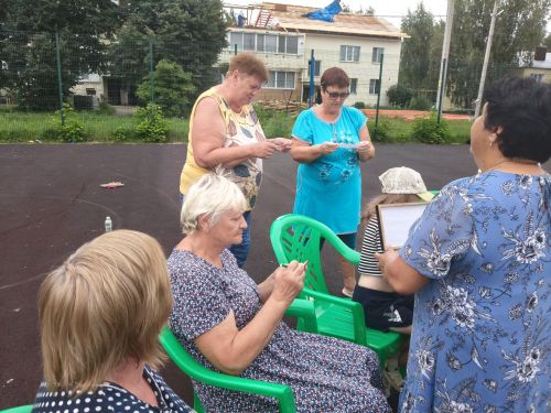 Библиотекари провели во дворах литературный вечер для соседей